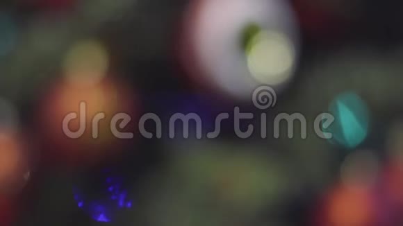 关注圣诞节和新年装饰摘要模糊的博克假日背景眨巴一下加兰圣诞节视频的预览图