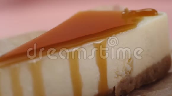 配上焦糖酱的芝士蛋糕片框架美味的甜点视频的预览图
