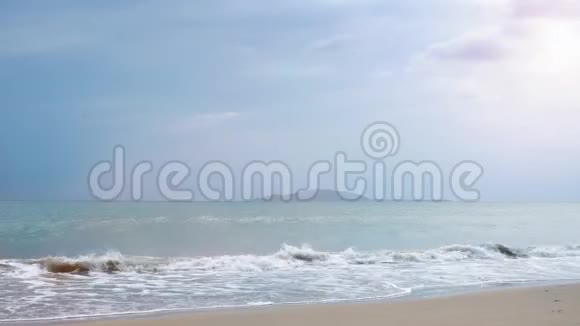 一男一女沿着海滩奔跑视频的预览图