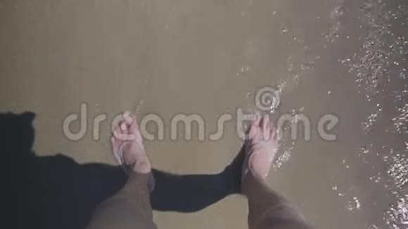 观点男腿赤脚站在湿沙上洗海浪视频的预览图