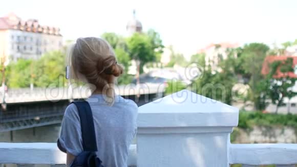 一位年轻妇女在旅行时拍摄一张城市的照片视频的预览图