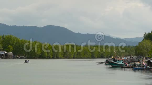 泰国Khanom2018年9月21日红树河上渔人村的小船传统亚洲视频的预览图