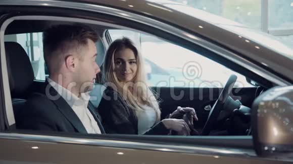 一位年轻女士用虚拟现实驾驶一辆新车去试驾视频的预览图