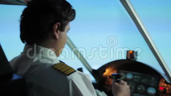 在危险湍流区驾驶客机的专业飞行员视频的预览图