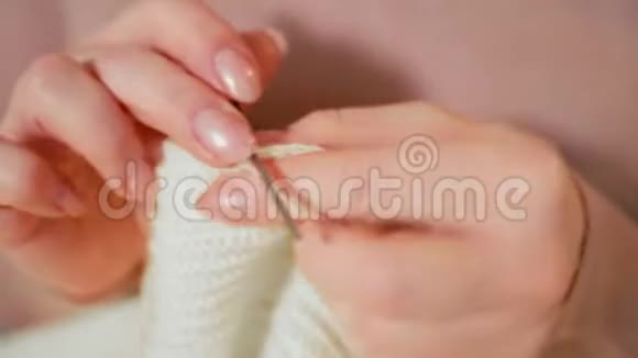 靠近编织女士手羊毛线钩针作为休闲活动视频的预览图