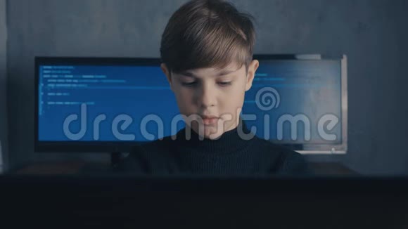 男孩吴德金哈克哈克斯计算机系统数据中心视频的预览图