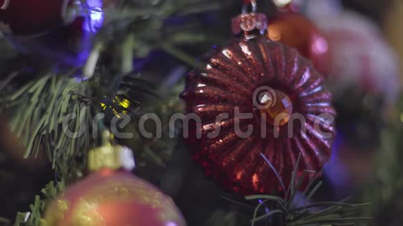 经典的圣诞节和新年装饰摘要模糊的博克假日背景眨巴一下加兰圣诞树视频的预览图