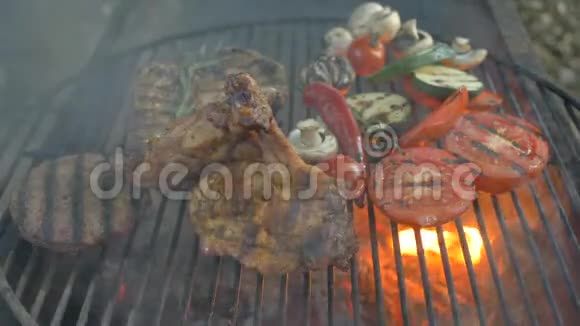 烤架上的肉和蔬菜背景是火前景是烟餐馆里的菜肉视频的预览图