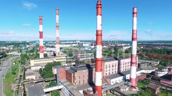 工业区红白条纹烟囱工业厂房鸟瞰图录像重工业视频的预览图