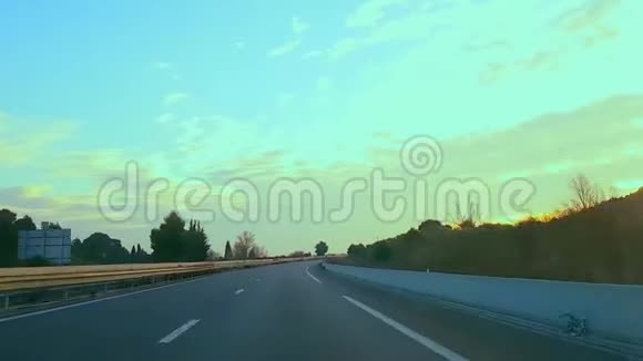 沿着高速公路前进视频的预览图