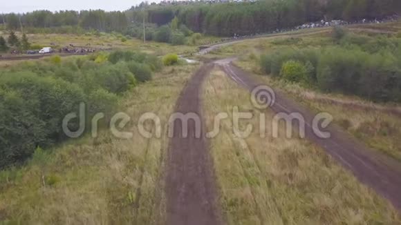 越野车在乡村道路上行驶的俯视图剪辑在肮脏的土地上进行农村森林地区越野赛视频的预览图