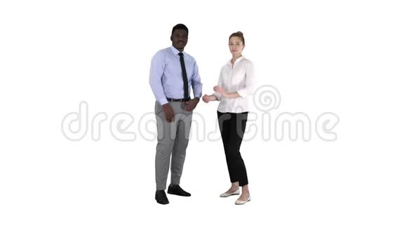 国际商务人士站在白色背景上双臂交叉视频的预览图