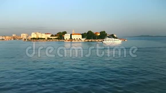 从船的角度看克罗地亚扎达尔的全景海滨景观视频的预览图