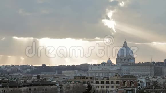 清晨罗马圣彼得大教堂的俯视图视频的预览图