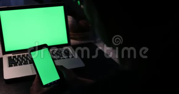 使用智能手机和带有绿色屏幕的笔记本电脑多莉向右向左移动视频的预览图