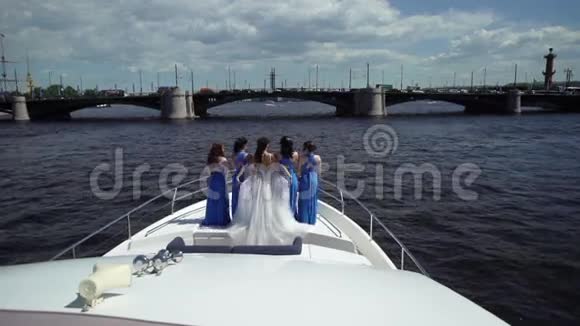 新娘和伴娘在游艇上视频的预览图