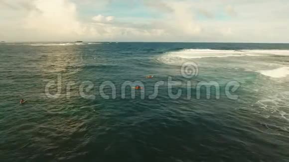空中观景冲浪者在波浪上菲律宾西亚高云9视频的预览图