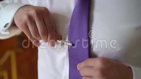 穿着紫罗兰色领带和飞机视频的预览图