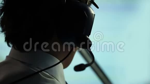 专业民航飞行员将飞行信息传递给空中管制员视频的预览图