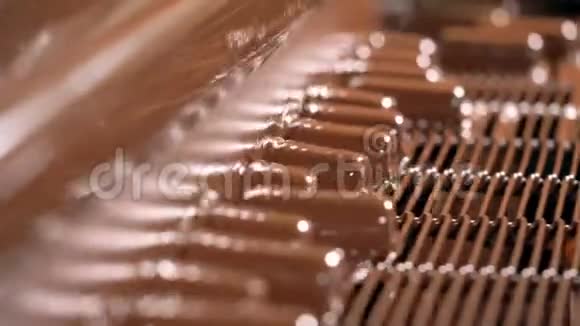 工厂机器将巧克力倒入糖果上关闭视频的预览图