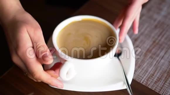 服务员拿着茶托和勺子喝杯咖啡视频的预览图