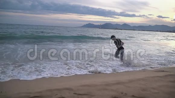 在海滩上奔跑的人视频的预览图