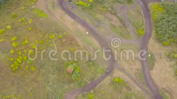 越野赛道的俯视图剪辑林区泥地农村公路越野赛视频的预览图