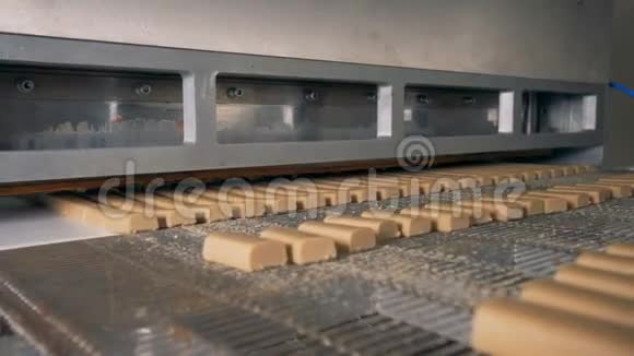 小吃条在传送带上而工厂机器则切断它们4K视频的预览图
