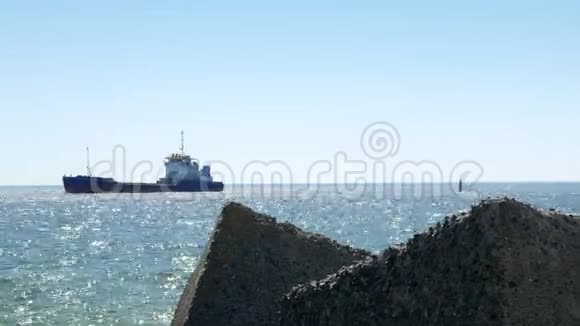 进入港口和在防波堤附近航行的普通货船视频的预览图