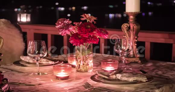 晚上提供浪漫的户外餐桌视频的预览图