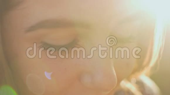 日落时少女特写的脸太阳的灯光视频的预览图
