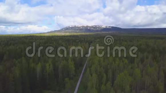 林天之间乡村道路的地平线剪辑天边的落基山被太阳照耀着视频的预览图