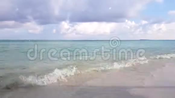 美丽的热带景观白沙和淡绿松石水蓝天白云时间流逝视频的预览图