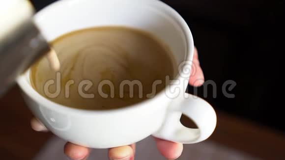 将奶油倒入咖啡杯中慢动作视频的预览图