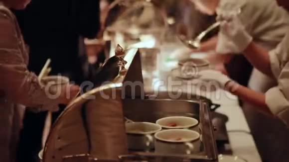 庆祝宴会上准备好的酒店食物视频的预览图