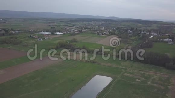 农业土地和农村的全景鸟眼观从四方直升机或飞机上射击视频的预览图