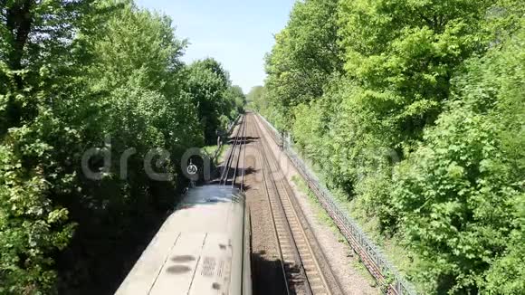 大都会线上的S8次伦敦地铁视频的预览图