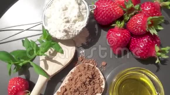 糖和面粉放在有薄荷的托盘上放在可可和草莓旁边视频的预览图