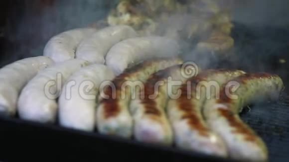 烧烤时吃大香肠视频的预览图