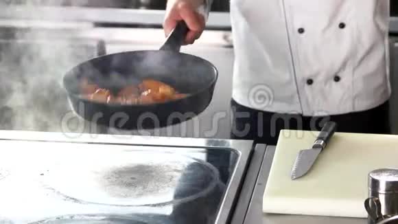 厨师煎鸡翅视频的预览图