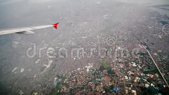 马尼拉市的全景从一架飞行飞机的窗户在飞行中射击菲律宾视频的预览图