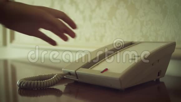 酒店客房内女性手持电话视频的预览图