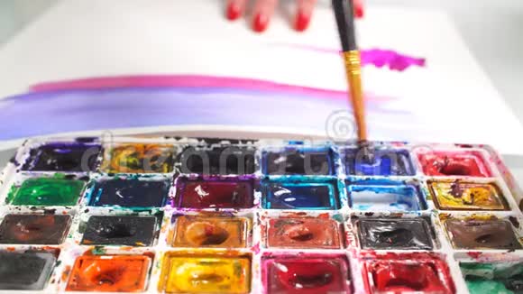 艺术家画笔混合彩色油画在调色板上关闭视频的预览图