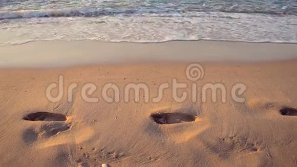 海浪的边缘海中有人沙的痕迹视频的预览图