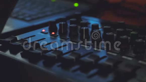 远程音响工程师组织演出音乐会组织音乐遥控器特写镜头远程控制视频的预览图