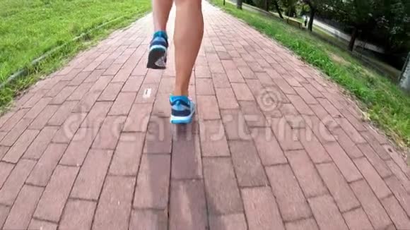 背部慢跑运动鞋视频的预览图