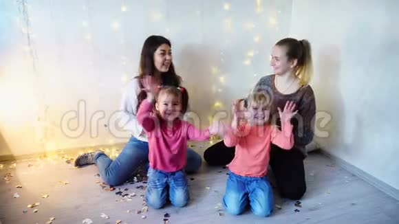 两个孩子和父母在家跳舞圣诞派对视频的预览图