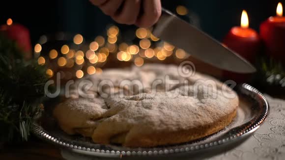 女人切圣诞蛋糕视频的预览图
