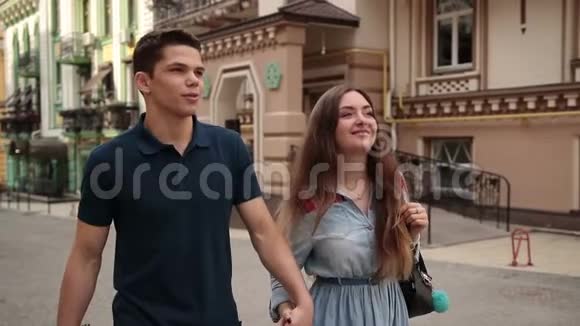 快乐的年轻情侣在城里散步视频的预览图