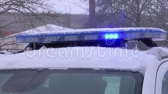 警车蓝闪灯在雪中闪烁视频的预览图